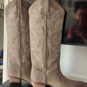 FRYE AND CO TAUPE COLORED COWBOY BOOTS WITH IVORY EMBROIDERY